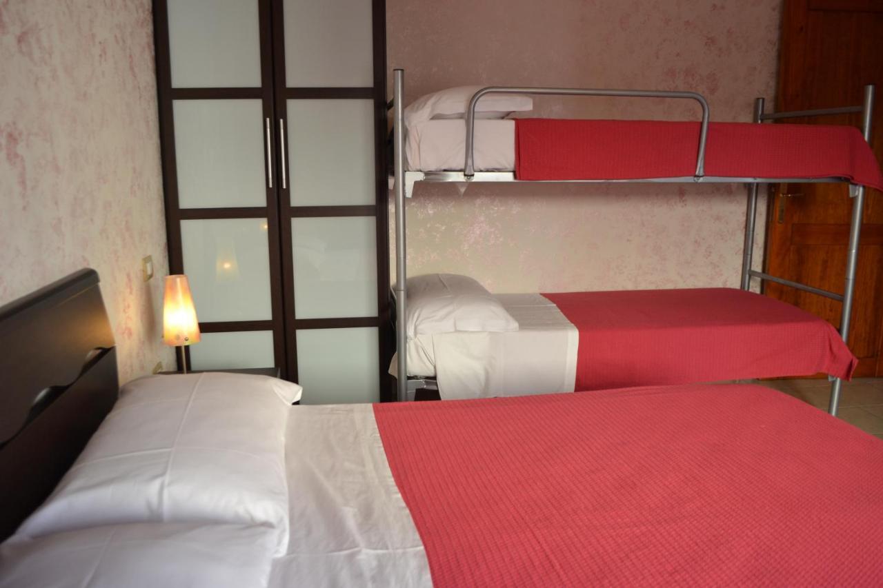 Bed and Breakfast Sa Marina La Caletta Esterno foto