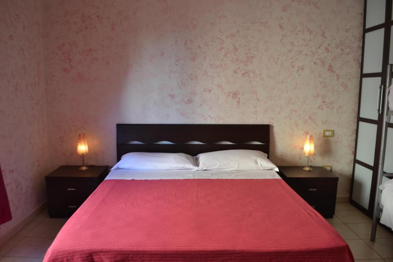 Bed and Breakfast Sa Marina La Caletta Esterno foto