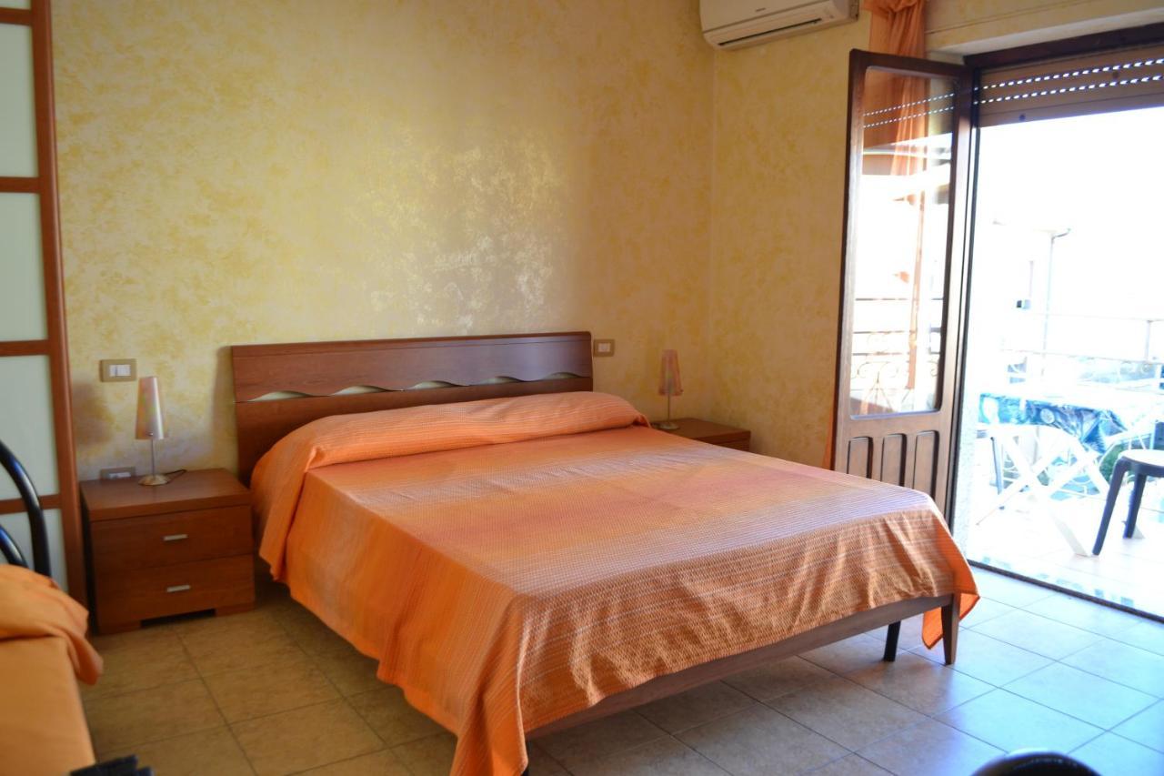 Bed and Breakfast Sa Marina La Caletta Esterno foto