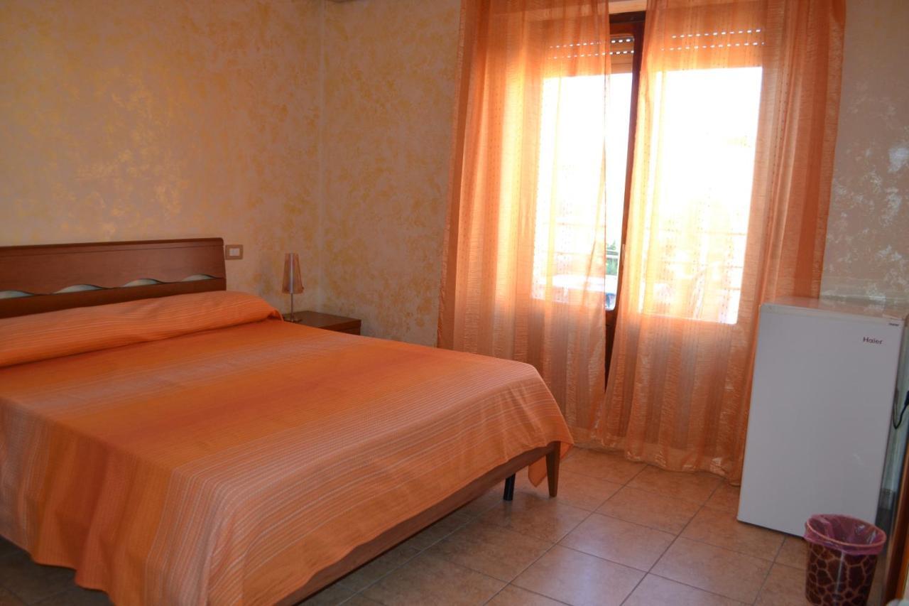 Bed and Breakfast Sa Marina La Caletta Esterno foto